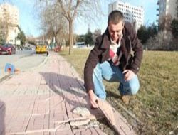 Dikkat kaldırıma basmayın su sıçratır