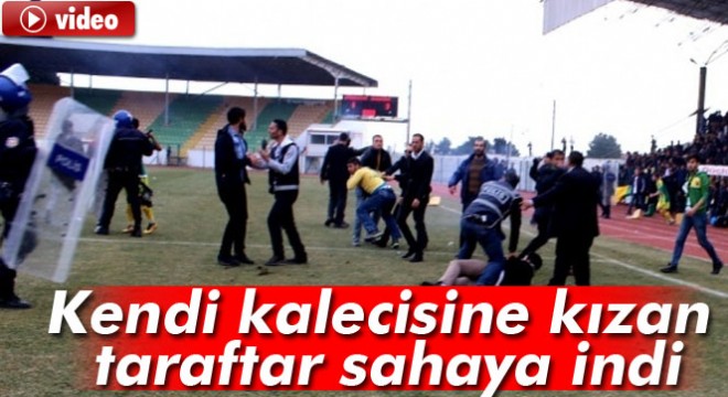 Adıyaman da kendi kalecisine kızan taraftar sahaya indi